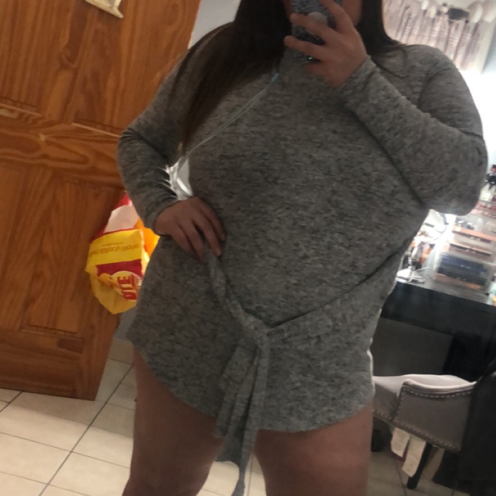 Gray top🌸 - Picture 2 of 6